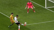 Leon Goretzka střílí třetí gól Německa proti Austrálii.
