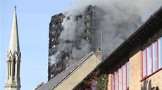 Poár zachvátil londýnskou výkovou budovu Grenfell Tower. (14. 6. 2017)