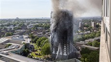 Poár zachvátil londýnskou výkovou budovu Grenfell Tower. (14. 6. 2017)