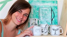 Jitka Tomanová ru�n� dekoruje porcelán, vytvá�í loga, maluje plátna na zdi,...