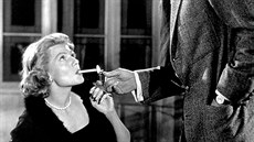 Rita Hayworthová a Burt Lancaster ve filmu Oddlené stoly (1958)