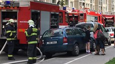 Na praském erném Most v nedli zasahují hasii u poáru bytu (18. ervna...