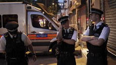 Policisté v Londýn hlídkují nedaleko místa, kde idi dodávkou najel do lidí...