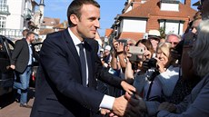 Emanuela Macrona ped volební místností vítali Francouzi, oekává se jasné...