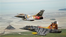 Gripen elitní 211. tygí letky z áslavi a stroj Rafale francouzské Escadron de...