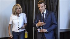 Prezident Emmanuel Macron se k volbám dostavil i s manelkou Brigitte.