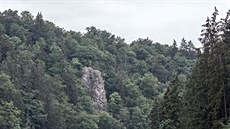 Vrch Baba se vypíná nad Vltavou ti kilometry od Hluboké. Na vrcholu je...