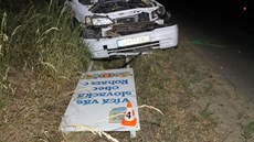 T�icetiletá t�hotná �idi�ka narazila do cedule vítající p�ijí�d�jící do obce...