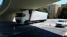 Kamion poblí brnnského výstavit uvízl pod viaduktem a zpsobil dopravní...