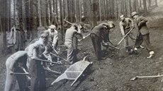 Stavba hotelu na Kemeníku. Snímek je z roku 1939.