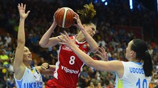 eská basketbalistka Ilona Burgrová se probíjí ukrajinskou obranou.