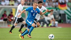 Slovenský reprezentant do 21 let Stanislav Lobotka se snaží utéct německému...