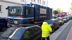 Popeláský vz srazil enu v Radobyické ulici v Plzni. (15. ervna 2017)