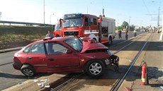 idika vjela na tramvajový pás a narazila do sloupu trolejového vedení. (18....