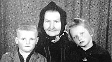 Vlasta a Josef Kolaříkovi přišli už jako malí o rodiče, vychovávala je babička....