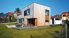 Fasáda domu je devná, protoe se parcela nachází na hranici borového lesa.