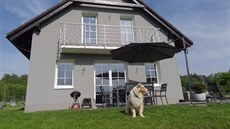 Za dva roky se manelm podailo dokonit dm a také upravit terén zahrady...