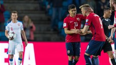 Nortí fotbalisté Alexander Soderlund (vpravo) a  Tarik Elyounoussi se radují z...