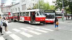 Na praském Andlu se srazil autobus s tramvají