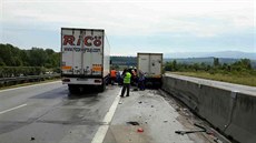 Na dálnici D35 se srazily dva nákladní a ti osobní vozy. Dva lidé skonili v...