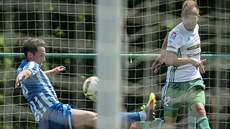 Vojt�ch �t�pán (vpravo) z hradecké Olympie centruje p�es dobrovického hrá�e.