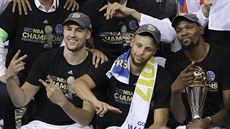 Klay Thompson, Stephen Curry a Kevin Durant (zleva) oslavují titul pro Golden...