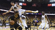 Klay Thompson z Golden State pepadává pes svého jmenovce Tristana Thompsona z...