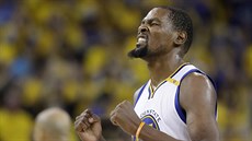 Kevin Durant z Golden State oslavuje svou trefu v závru pátého finále NBA s...