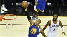 David West z Golden State smeuje proti Clevelandu, sleduje ho Kyrie Irving.