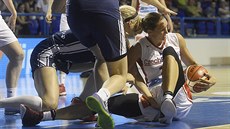 eská pivotka Petra Kulichová (vpravo) vybojovala mí v duelu se Slovenskem.