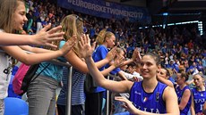 Italské basketbalistky slaví výhru nad Běloruskem. V popředí Cecilia...