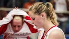 Zklamané české basketbalistky Alena Hanušová (v popředí) a Petra Záplatová