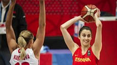 DOBRÁ NÁLADA. V týmu panlských basketbalistek panuje po postupu do semifinále dobrá nálada. O tým trenéra Lucase Mondela (v erném triku) se bhem Eurobasketu stará Pamela-Therese Effangová.