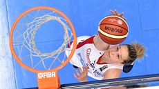 eská basketbalistka Alena Hanuová zakonuje na panlský ko.
