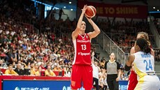 Česká basketbalistka Petra Kulichová střílí na ukrajinský koš.