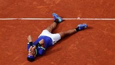 Rafael Nadal (vlevo) a Roger Federer si na Laver Cupu v Praze zahráli spolen tyhru. A v roce 2017 si také rozdlili grandslamové tituly.