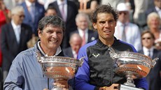 Rafael Nadal a jeho strýek Toni Nadal (vlevo) s trofejemi pro vítze Roland...