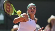 FORHEND. Jelena Ostapenková returnuje ve finále Roland Garros.