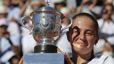 TA JE FAKT MOJE? Jelena Ostapenková s trofejí pro vítězku Roland Garros.