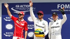 Lewis Hamilton slaví triumf v kvalifikaci na Velkou cenu Kanady (uprostřed),...