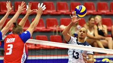 Portugalský volejbalista Valdir Segueira (vpravo) b�hem utkání Sv�tové ligy...