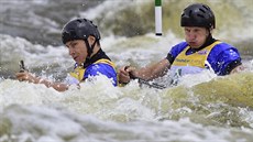 Deblkanoisté Joná� Ka�par a Marek �indler b�hem závodu Sv�tového poháru v Troji