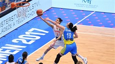 panlská basketbalistka Alba Torrensová zakonuje na ko v duelu proti...