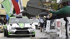 Vítzná posádka Rallye Hustopee Jan Kopecký (vpravo) a Pavel Dresler s vozem...