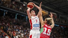 �eská basketbalistka Alena Hanu�ová u mí�e, st�ílí p�es Noru...