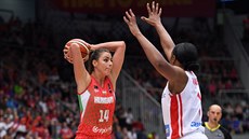 eská basketbalistka Kia Vaughnová (v bílém) brání v utkání proti Maarsku...