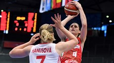 eská basketbalistka Alena Hanuová (v bílém) brání v utkání proti Maarsku....