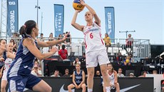 eská basketbalistka Kristýna Minaroviová hází na ko v utkání na mistrovství...