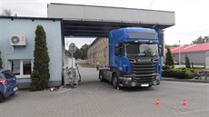 idi tahae pejel starého mue vedoucího jízdní kolo.