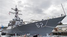 Americký torpédoborec v japonském pístavu (18. 6. 2017).
